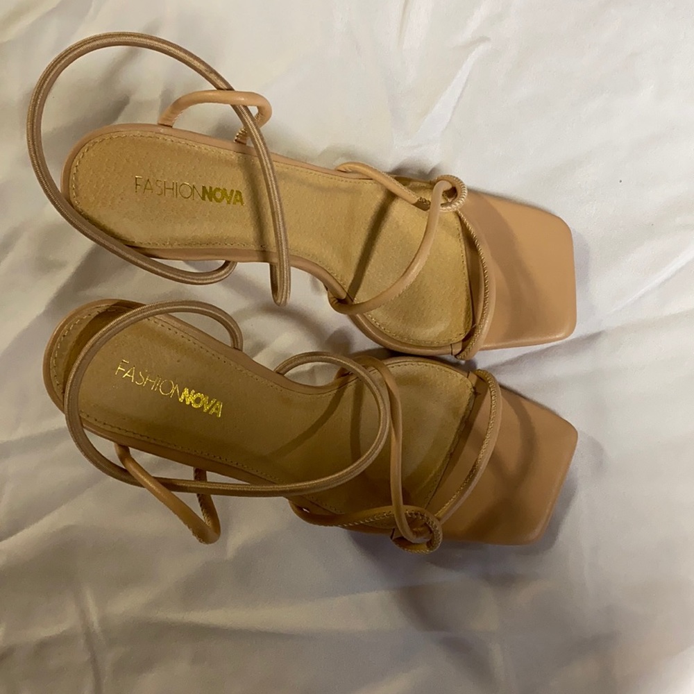 FASHION NOVA HEELS SIZE 9 WOMAN